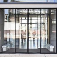 Автоматические двери.