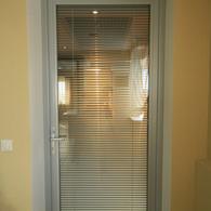 Двери с жалюзи.