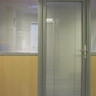 Двери с жалюзи.