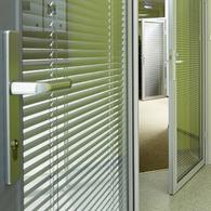 Двери с жалюзи.