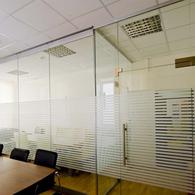 Раздвижная цельностеклянная перегородка