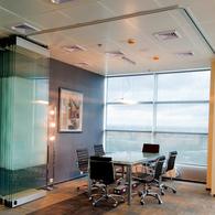 Раздвижная цельностеклянная перегородка