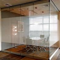 Раздвижная цельностеклянная перегородка