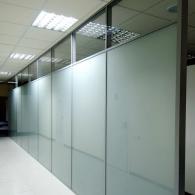 Алюминиевая остекленная стационарная перегородка