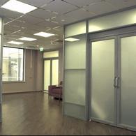 Алюминиевая остекленная стационарная перегородка