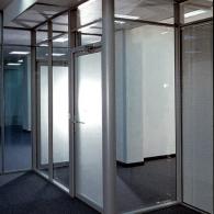 Алюминиевая остекленная стационарная перегородка