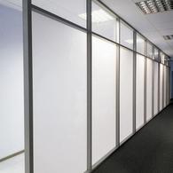 Алюминиевая остекленная стационарная перегородка