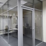 Алюминиевая остекленная стационарная перегородка